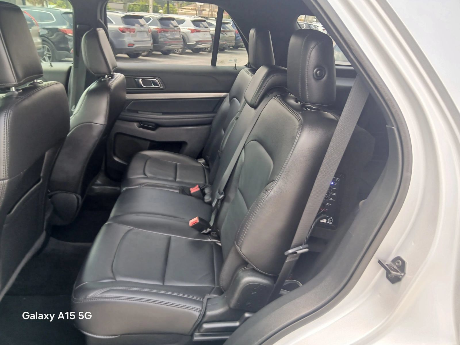Used 2018 Ford Explorer XLT w/ Equipment Group 202A AWD/4WD image 14