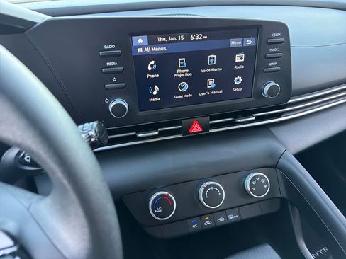 Used 2024 Hyundai Elantra SE image 25