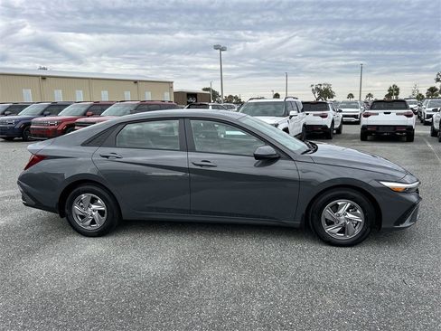 New 2026 Hyundai Elantra SE image 8