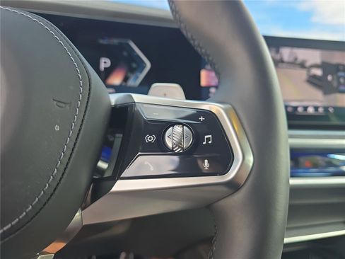 Certified 2025 BMW 740i w/ Premium Package image 22