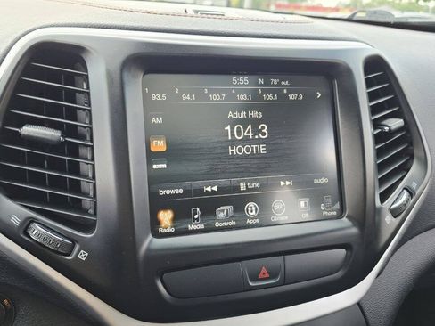 Used 2018 Jeep Cherokee Trailhawk AWD/4WD image 17