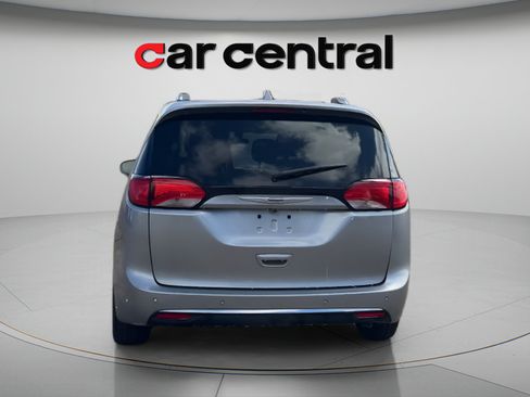 Used 2019 Chrysler Pacifica Touring-L FWD image 4