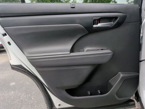 Used 2024 Toyota Highlander XLE FWD image 30