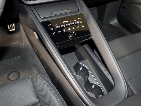 Certified 2025 Porsche Macan 4S Electric image 33