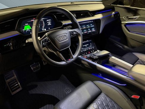 Certified 2024 Audi SQ8 e-tron Premium Plus w/ Black Optic Package AWD/4WD image 4