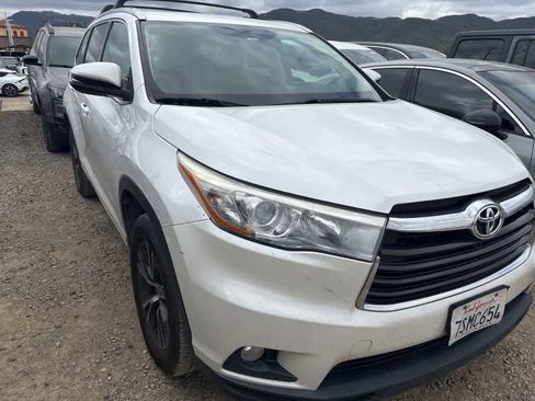 Used 2016 Toyota Highlander XLE w/ Preferred Accessory Package FWD image 3