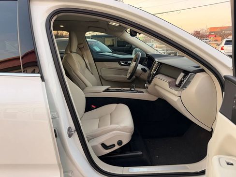 Used 2022 Volvo XC60 B5 Momentum AWD/4WD image 34