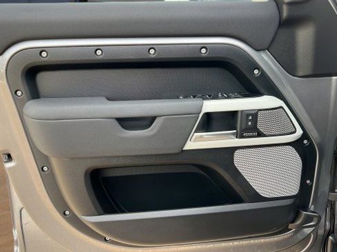 Used 2023 Land Rover Defender 130 X-Dynamic SE image 24