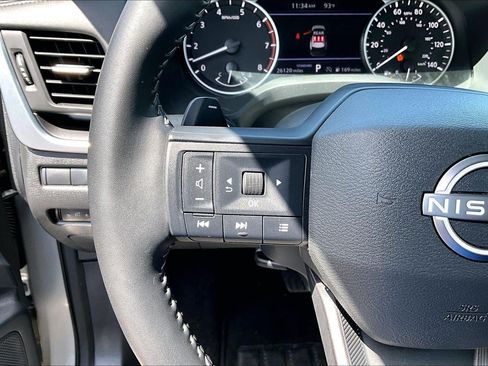 Used 2025 Nissan Rogue SV FWD image 17