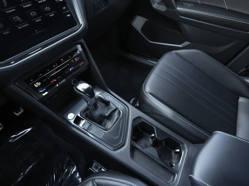 Used 2022 Volkswagen Tiguan SE R-Line image 13