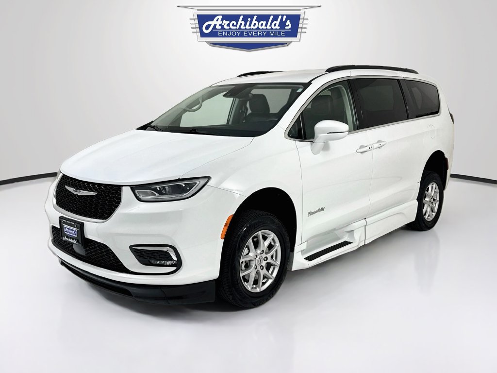 Used 2022 Chrysler Pacifica Touring-L FWD image 3