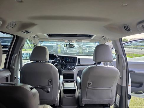 Used 2017 Toyota Sienna XLE w/ XLE Navigation Package image 19