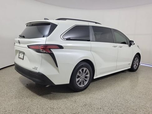 Used 2021 Toyota Sienna XLE FWD image 5
