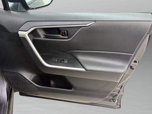 Used 2021 Toyota RAV4 LE image 27