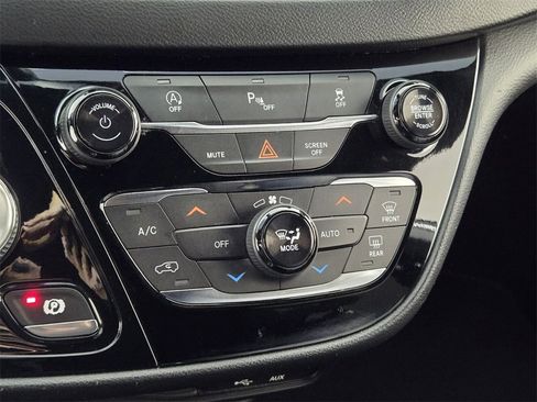 Used 2019 Chrysler Pacifica Touring-L w/ S Appearance Package image 18