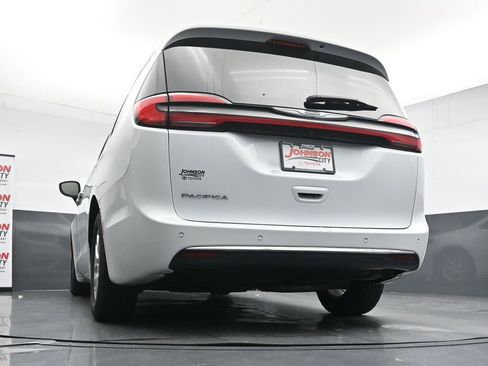 Used 2023 Chrysler Pacifica Touring-L FWD image 36