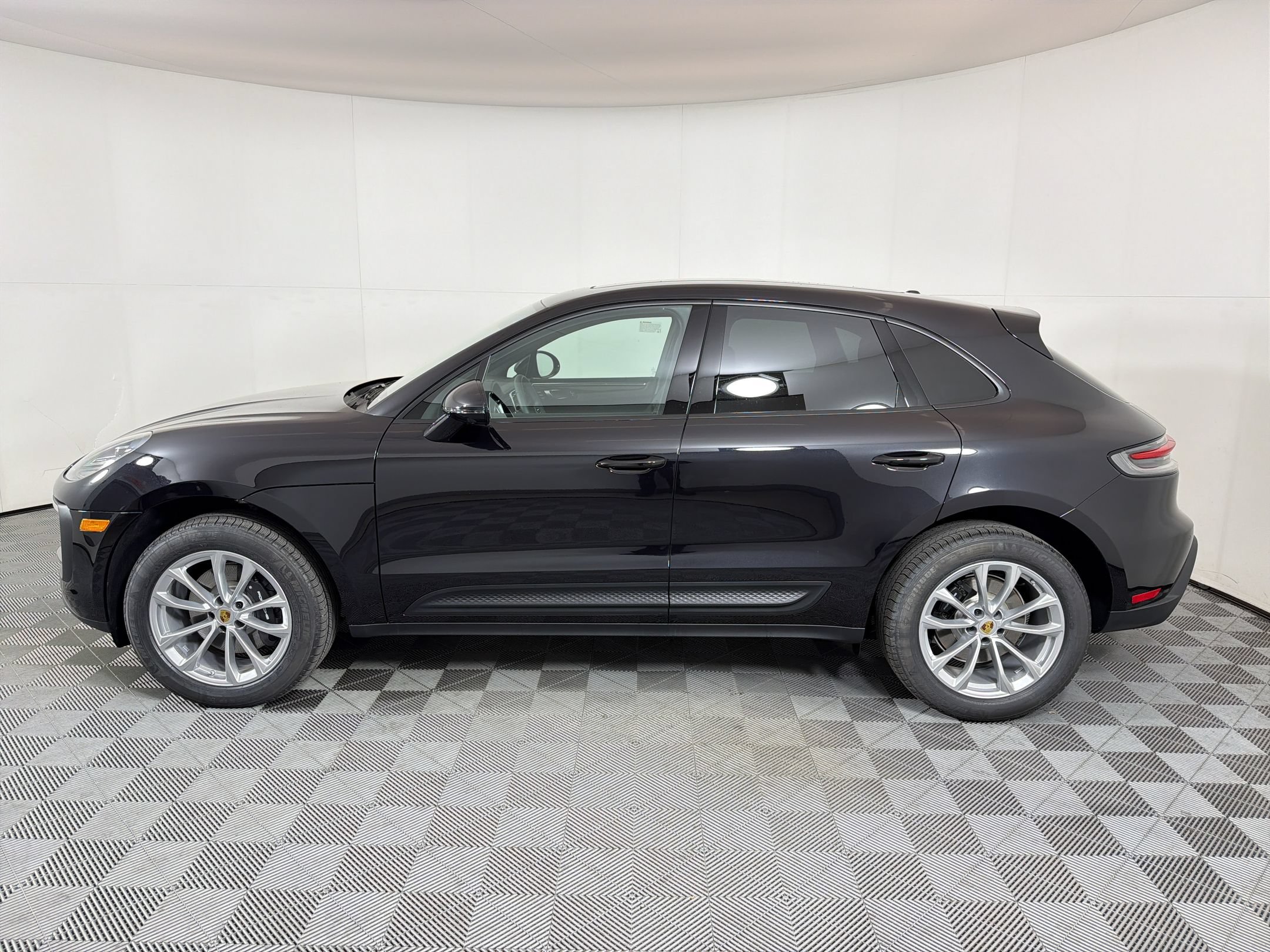 Used 2026 Porsche Macan AWD/4WD image 2