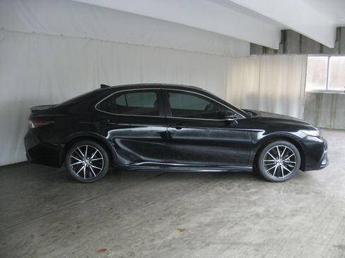 Used 2024 Toyota Camry SE w/ Cold Weather Package image 6