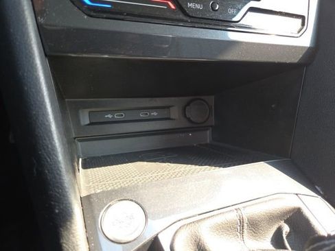 Used 2022 Volkswagen Tiguan SE w/ Panoramic Sunroof Package image 16