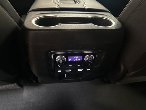 Used 2024 GMC Yukon XL SLT w/ SLT Luxury Package image 17