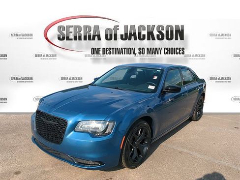 Used 2022 Chrysler 300 Touring w/ Sport Appearance Package RWD image 5