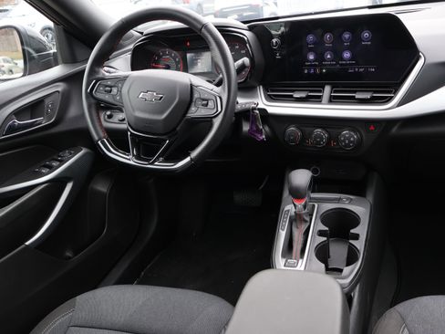 Used 2025 Chevrolet Trax RS w/ Sunroof Package image 14