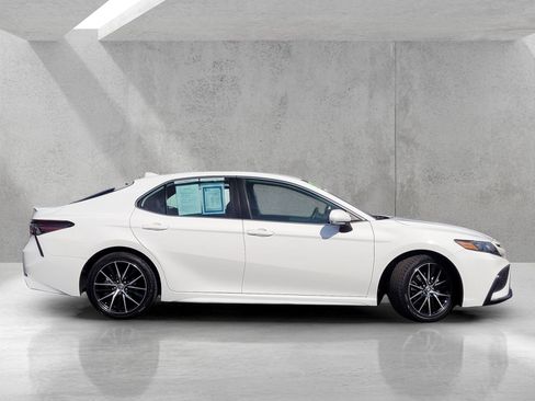 Used 2024 Toyota Camry SE image 3