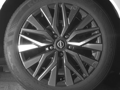 Used 2025 Nissan Altima 2.5 SV FWD image 12