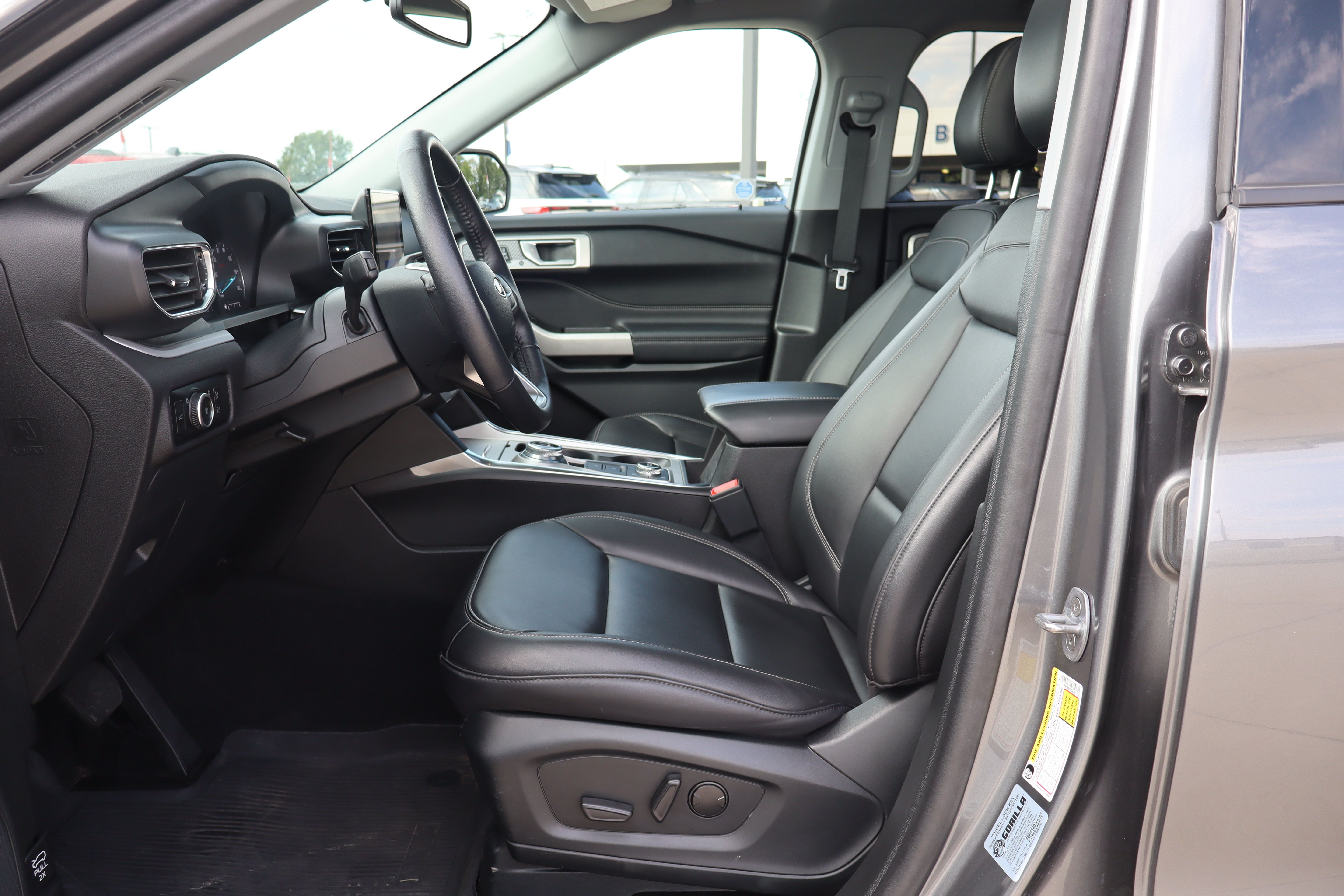Used 2024 Ford Explorer XLT w/ Equipment Group 202A AWD/4WD image 9