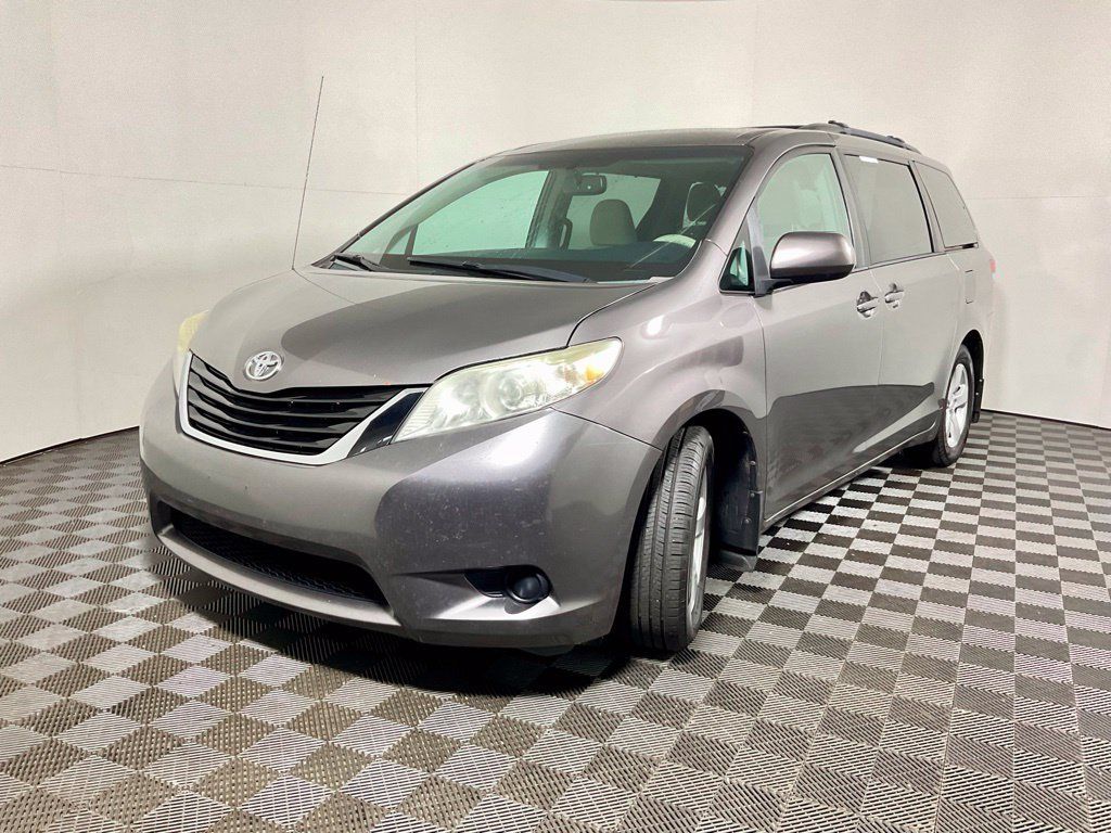 Used 2013 Toyota Sienna LE w/ Towing Pkg FWD image 2