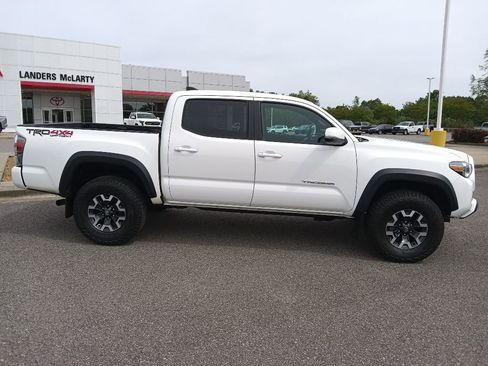 Used 2021 Toyota Tacoma TRD Off-Road w/ Technology Package AWD/4WD image 2