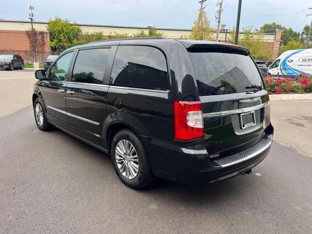 Used 2016 Chrysler Town & Country Touring-L w/ Driver Convenience Group FWD image 7