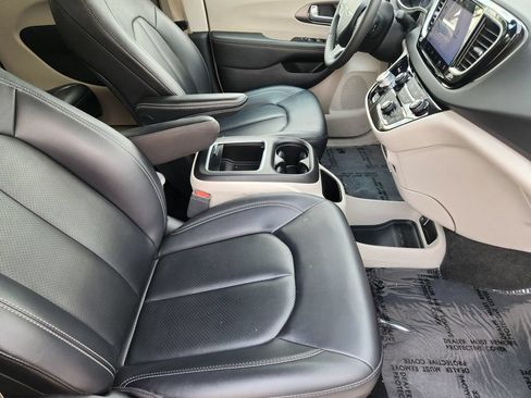 Used 2024 Chrysler Pacifica Touring-L FWD image 20