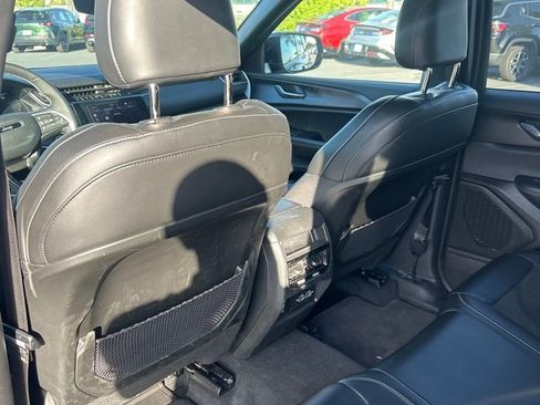 Used 2025 Jeep Grand Cherokee Altitude image 11