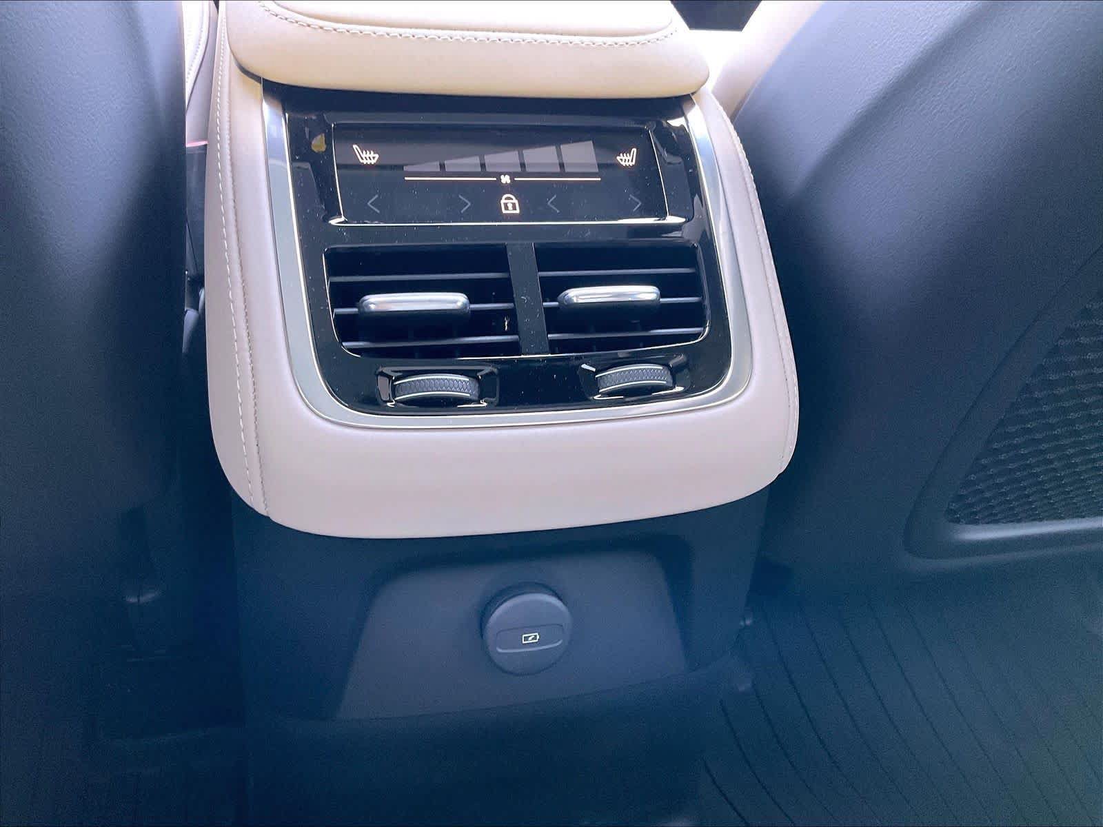 New 2026 Volvo XC90 T8 Plus w/ Protection Package Premier AWD/4WD image 16