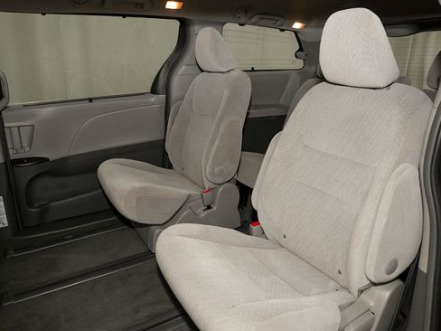 Used 2016 Toyota Sienna LE image 7