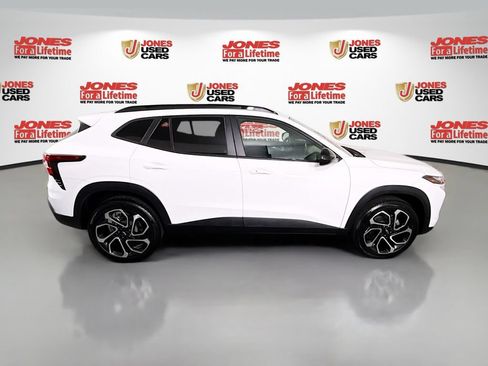 Used 2024 Chevrolet Trax RS w/ Sunroof Package FWD image 16