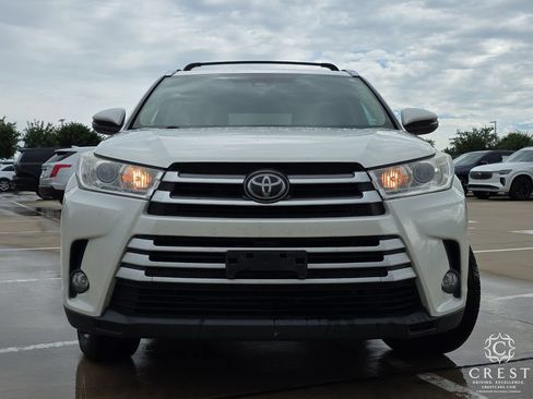 Used 2019 Toyota Highlander XLE FWD image 2