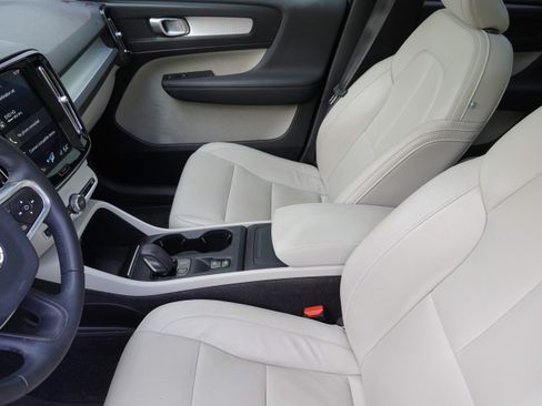 Used 2020 Volvo XC40 T5 Momentum w/ Protection Package Premier AWD/4WD image 11