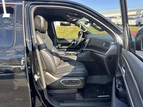 Used 2024 Jeep Wagoneer L Series II w/ Flexible Seating Group image 11