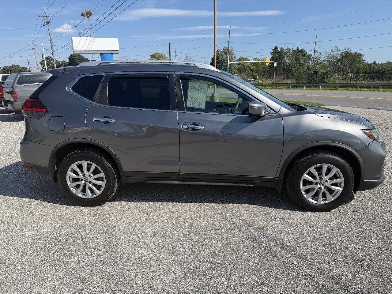 Used 2017 Nissan Rogue SV AWD/4WD image 3