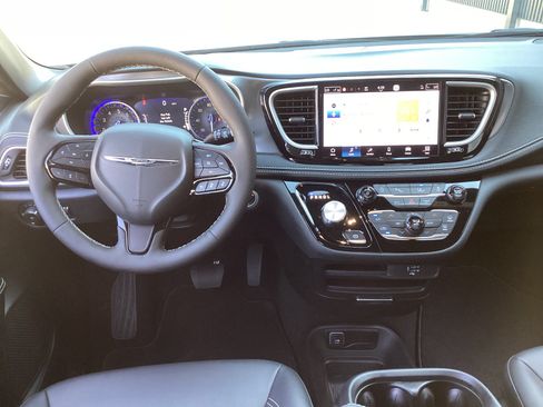 Used 2026 Chrysler Pacifica Select w/ S Appearance Package FWD image 15