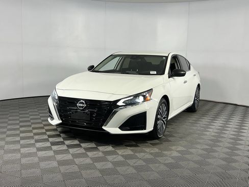 Used 2025 Nissan Altima 2.5 SV image 3