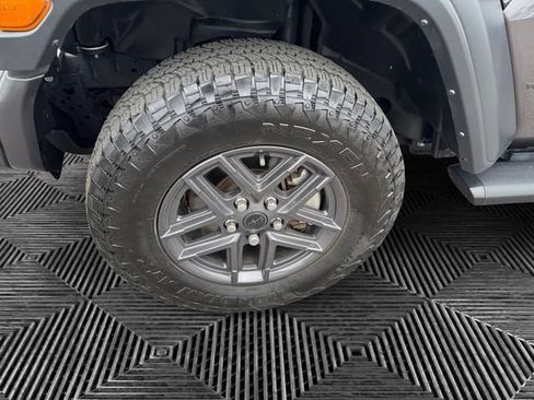 Used 2024 Jeep Wrangler Unlimited Sport AWD/4WD image 10