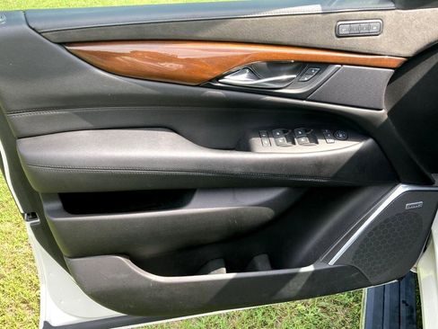 Used 2019 Cadillac Escalade Premium Luxury image 11
