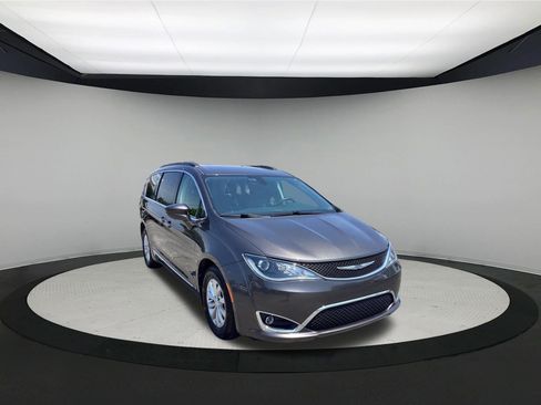 Used 2017 Chrysler Pacifica Touring-L FWD image 2