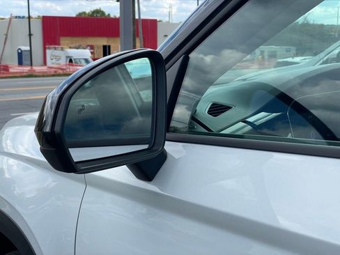 Certified 2025 Volkswagen Taos SE image 25