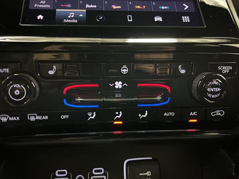 Used 2025 Jeep Grand Cherokee Altitude AWD/4WD image 17