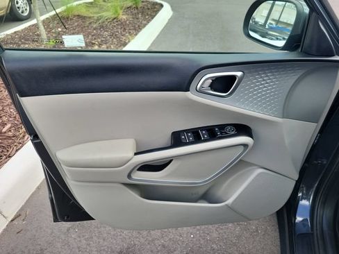Used 2020 Kia Soul LX FWD image 15