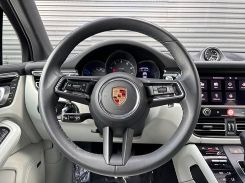 Certified 2025 Porsche Macan image 14